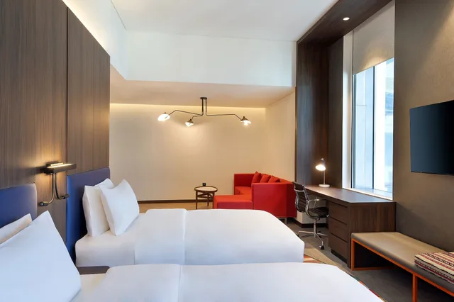Savvy, Twin Beds, Aloft Dubai Airport 2/5