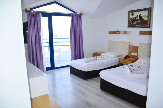 غرفة قياسية ثلاثية بسرير مزدوج وسرير فردي، Miranda Moral Beach Hotel 1/10