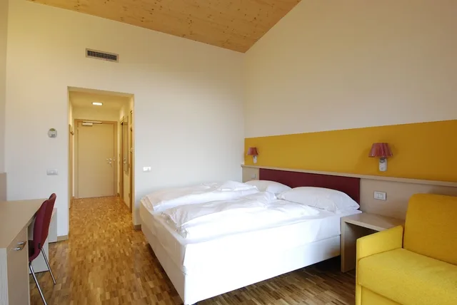 غرفة ديلوكس بشرفة بغرفة نوم واحدة، Garda Sporting Club Hotel 2/4