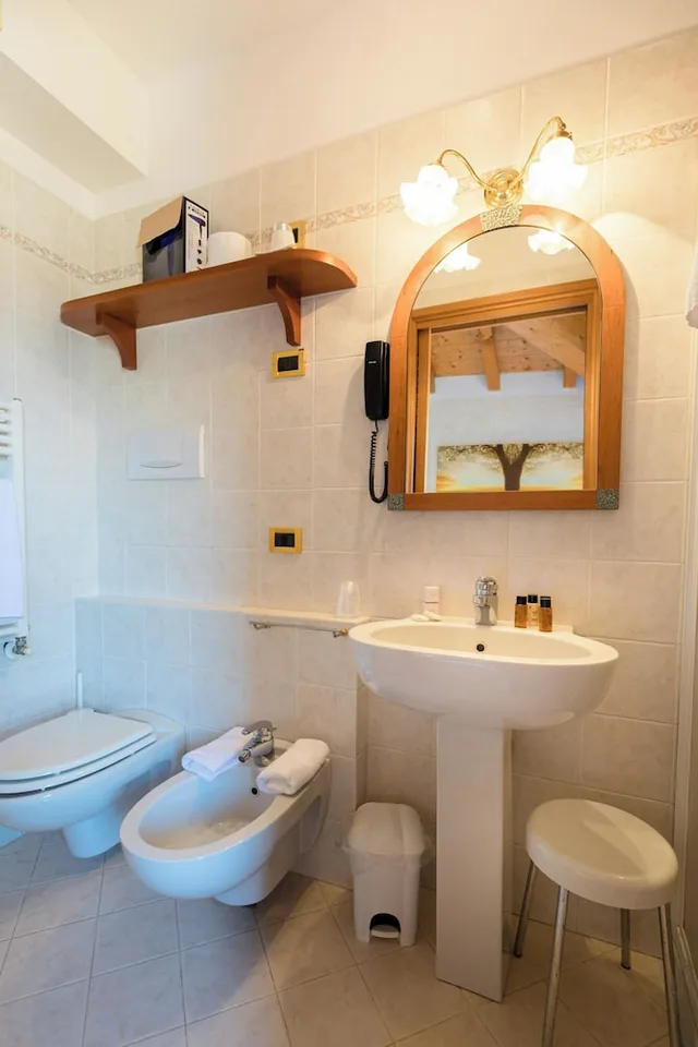 Room, Double Bed, Partial Lake View، Corte Regina 4/4