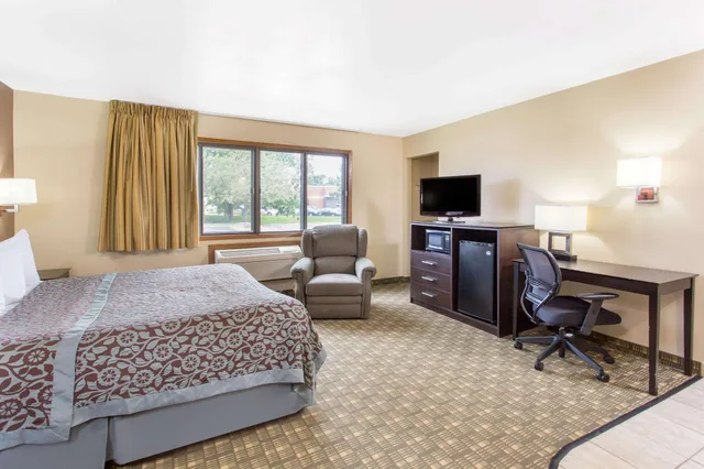 غرفة بزنس بسرير كينج، Days Inn & Suites by Wyndham Waterloo 2/7