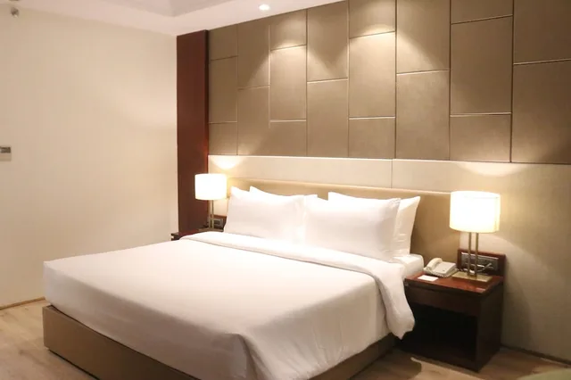 Executive, King Bed, Temple View، Lemon Tree Premier, Dwarka 4/5