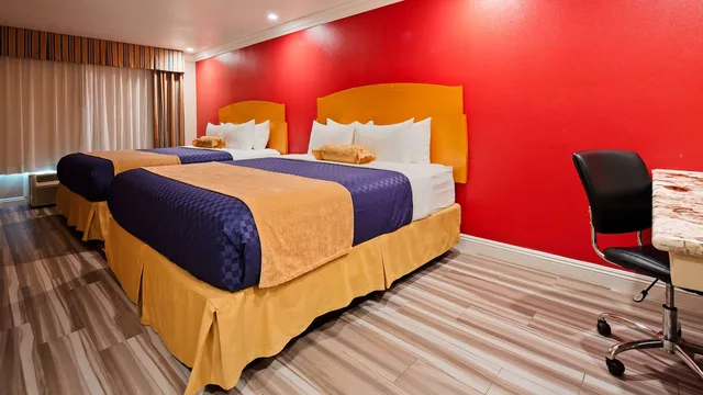 غرفة بسريرين كوين لذوي الإعاقة، Best Western Plus Anaheim Orange County Hotel 2/3
