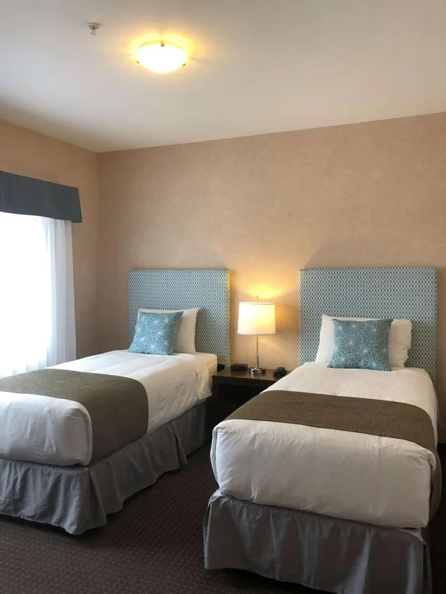 غرفة بسريرين منفصلين وسرير كينج مع أريكة، Prestige Cranbrook Hotel, BW Premier Collection 3/5