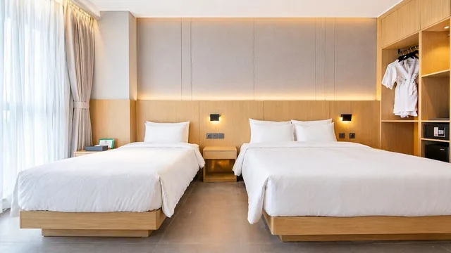 غرفة عائلية بسريرين منفصلين وسرير كينج وسرير فردي بإطلالة على البحر، Hotel Laon 9/10