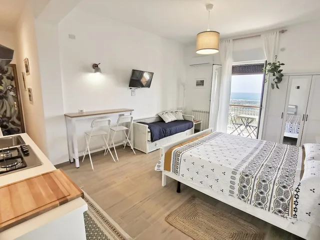 غرفة بانورامية ثلاثية بسرير مزدوج وسرير فردي بإطلالة على البحر بشرفة، B And B Miravalle Agrigento 1/6