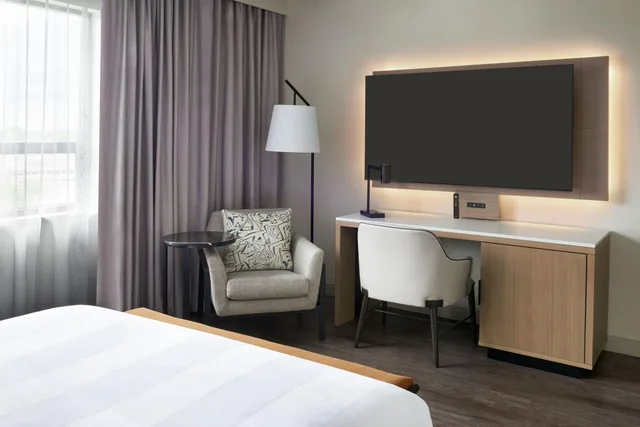 غرفة بسرير كينج وسريرين كوين مع دخول صالة النادي، Kingston Market Square Hotel 3/10