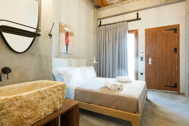 غرفة بسرير مزدوج بإطلالة على المسبح، Casa Afytos - Adults Only 5/7