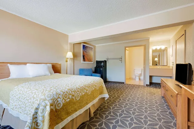 Room, King Bed, Smoking, Days Inn by Wyndham Fairmont 1/2