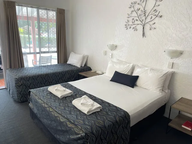 غرفة تنفيذية بسرير كوين وسرير فردي بمطبخ صغير، Bundaberg Spanish Motor Inn 2/5