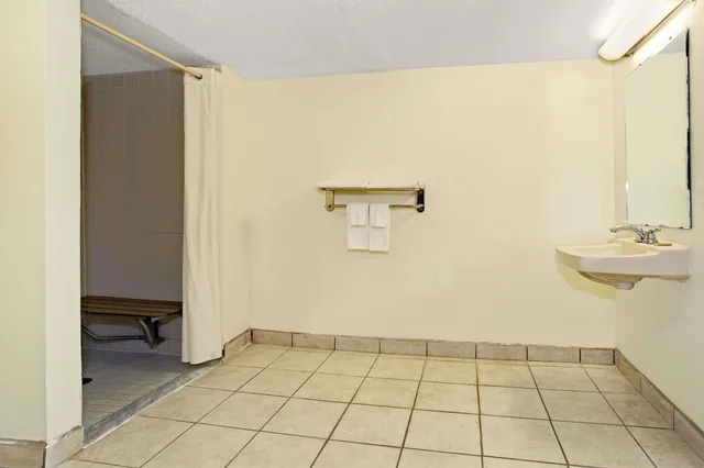 غرفة بسرير كينج لذوي الإعاقة، Super 8 By Wyndham Fort Mitchell Cincinnati Area 5/5