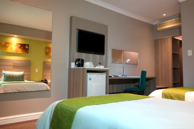 غرفة بسريرين منفصلين، Birchwood Hotel Or Tambo Conference Centre 1/3
