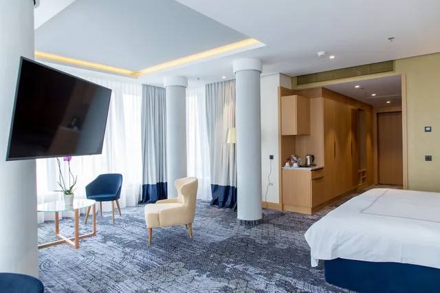 Panorama, Junior Suite, King Bed، Swissotel Sarajevo 4/5