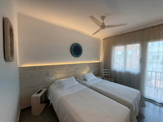 غرفة بسرير مزدوج أو سريرين منفصلين بشرفة، Hostal Rom 2/6