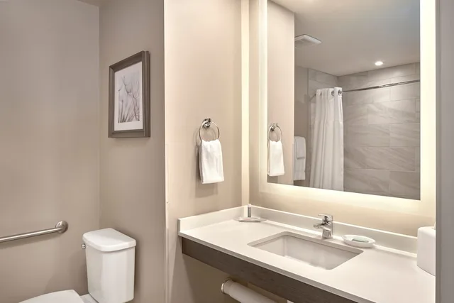 جناح بسريرين كوين بغرفة نوم واحدة مع أريكة، Fairfield Inn & Suites by Marriott Airdrie 2/2