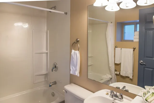 استوديو بسرير كينج بإطلالة على المسبح بمطبخ صغير، Hilltop Inn Salmon Arm 3/3