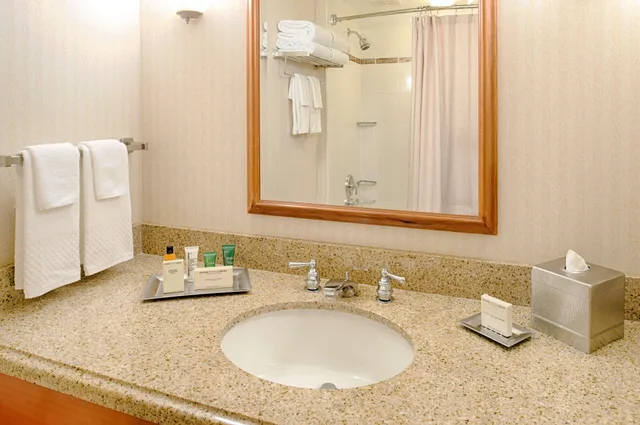 غرفة بسريرين مزدوجين بإطلالة على الفناء، Hilton Seattle Airport & Conference Center 2/2