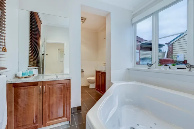 4 Bedrooms, House, 3 Queen Beds، Seymours on Lydiard 5/5