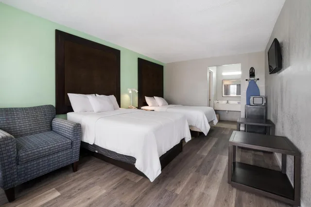 Adjoining, Suite, 2 Double Beds, Smoking, Accessible، Americas Best Value Inn Blytheville 7/10