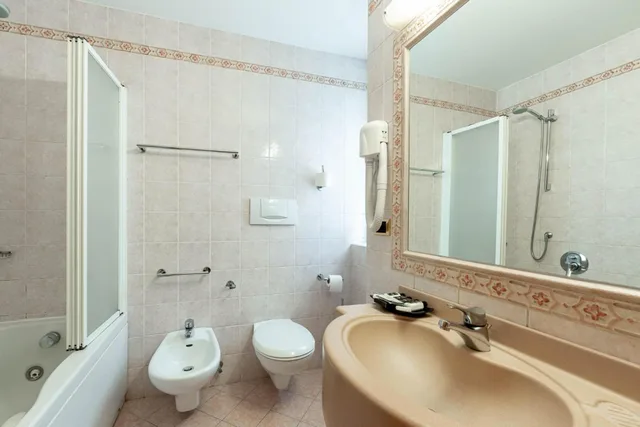 غرفة قياسية بسرير مزدوج أو سريرين منفصلين، Schloss Hotel & Club Dolomiti 7/8