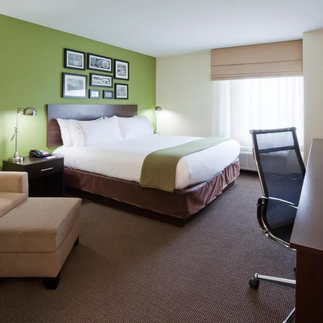 غرفة سوبيريور بسرير كينج، Holiday Inn Express Hotel Suites Rogers 1/2