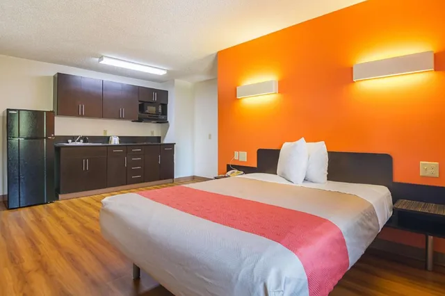 غرفة بسرير كوين لغير المدخنين بمطبخ، Motel6 Jonesboro, GA 7/10
