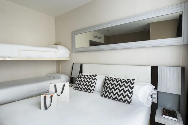 غرفة رباعية، Petit Palace Triball 3/4