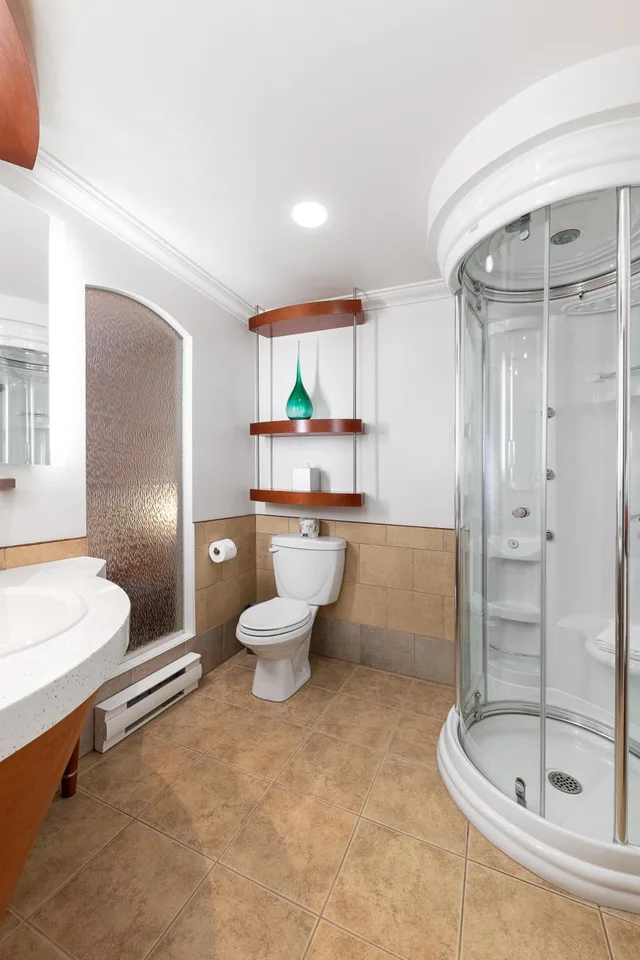 غرفة بسرير كينج وسرير كوين، Hotel Le Bonne Entente 3/3