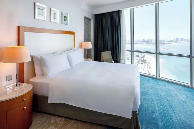 جناح بانورامي بسرير كينج بإطلالة على البحر، Hilton Doha 4/7