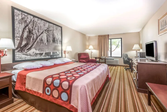غرفة بسرير كينج، Super 8 By Wyndham Salina I-70 1/10