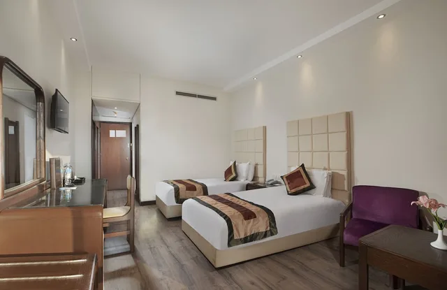 غرفة قياسية ثلاثية بسريرين منفصلين بإطلالة على الحديقة مع أريكة، Pyramisa Island Hotel Aswan 3/10