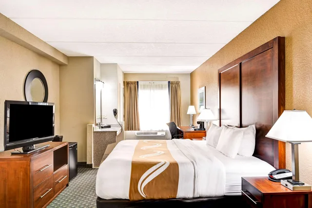 غرفة بسرير مزدوج، Quality Inn & Suites Heritage Park 1/3
