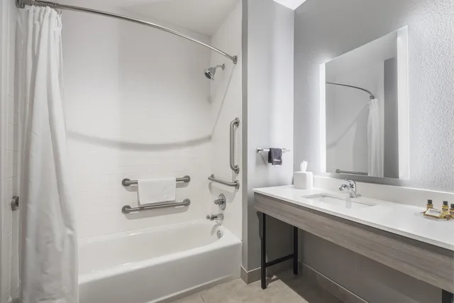 غرفة قياسية كبيرة بسريرين كوين مع أريكة لذوي الإعاقة، Best Western Plus Lawrenceburg 10/10