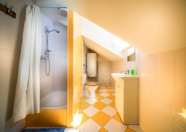 غرفة قياسية بأربعة أسرّة بإطلالة على المدينة بحمام خاص، Old Town Hostel Kanonia Apartments 6/6