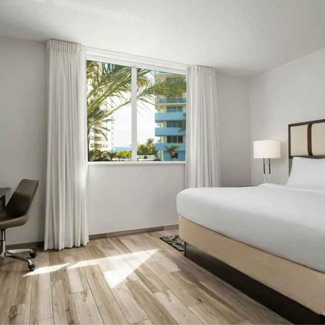 جناح بسرير كينج بإطلالة جزئية على البحر مع أريكة، Residence Inn Miami Beach Surfside 3/10