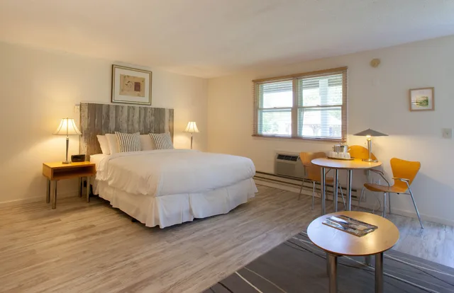 غرفة شهر العسل بفراش فوتون وسرير كينج بحوض جاكوزي، The Atlantic Hotel 5/10