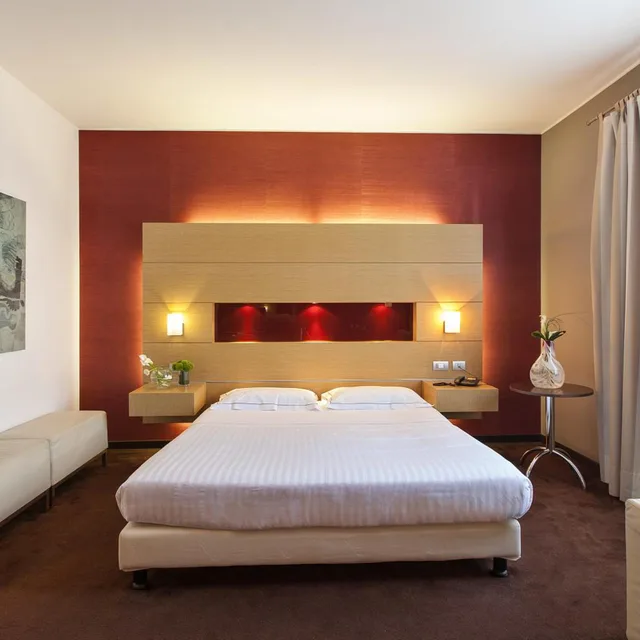 جناح جونيور، Inverigo Hotel 10/10
