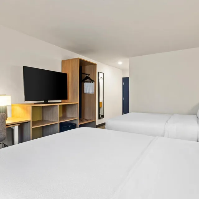 غرفة بسرير كينج وسريرين كوين، Spark by Hilton Evansville Downtown 3/5