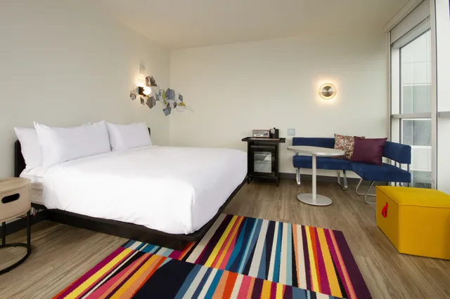 Aloft, King Bed, Balcony، Aloft Buffalo Downtown 1/3