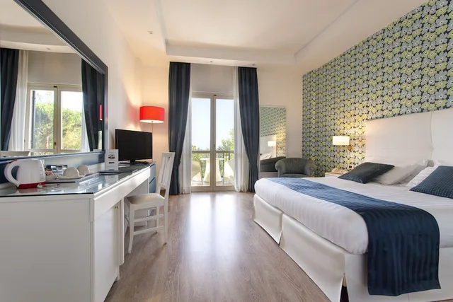 غرفة قياسية بسرير كوين بشرفة بإطلالة جزئية على البحر، Atlantic Palace Sorrento - Adults Only 1/5
