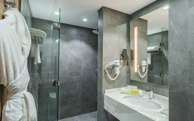 غرفة ديلوكس بسرير كينج، فندق كلاريون مطار جدة(Clarion Hotel Jeddah Airport) 9/10