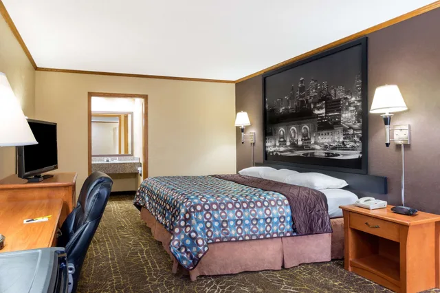 غرفة قياسية بسرير كينج للمدخنين، Super 8 By Wyndham Kansas City Airport 4/5