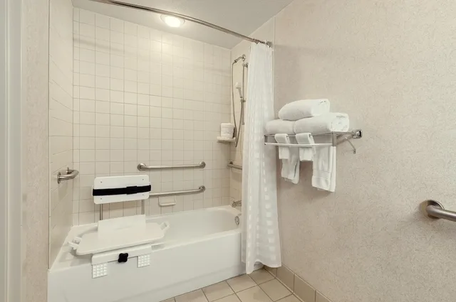 غرفة بسرير كينج مع أريكة لذوي الإعاقة، Embassy Suites by Hilton Lexington UK Coldstream 8/10