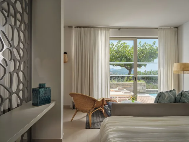 Pool, Junior, Villa, King Bed, Private Garden, Sofa، Eagles Villas - Small Luxury Hotels of the World 3/5