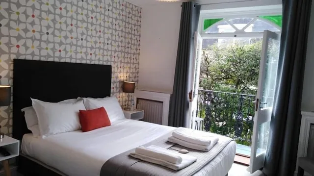 Luxury, King Bed, Balcony, The White House 5/7