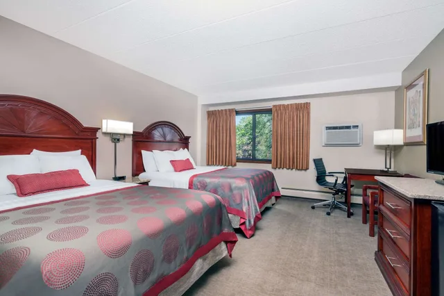 Room, 2 Queen Beds, Ramada By Wyndham Minneapolis Golden Valley 2/4