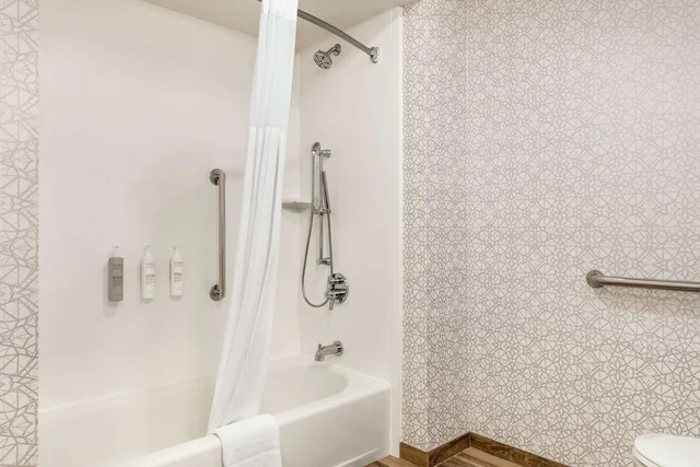 غرفة بسرير كينج بحوض استحمام لذوي الإعاقة، Hampton Inn & Suites Valparaiso 5/7