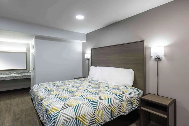 1 Queen Bed - Smoking, Micfridge، Motel6 Hickory, NC 3/6