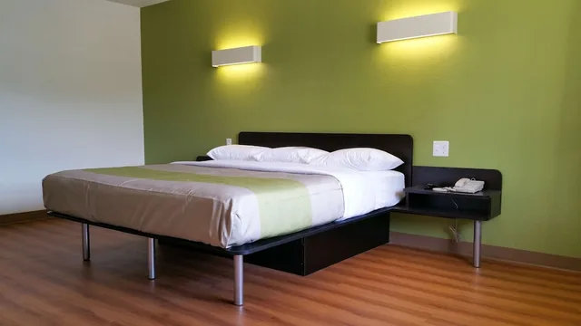غرفة ديلوكس بسرير كينج بمطبخ صغير للمدخنين، Motel6 Palestine, TX 3/7