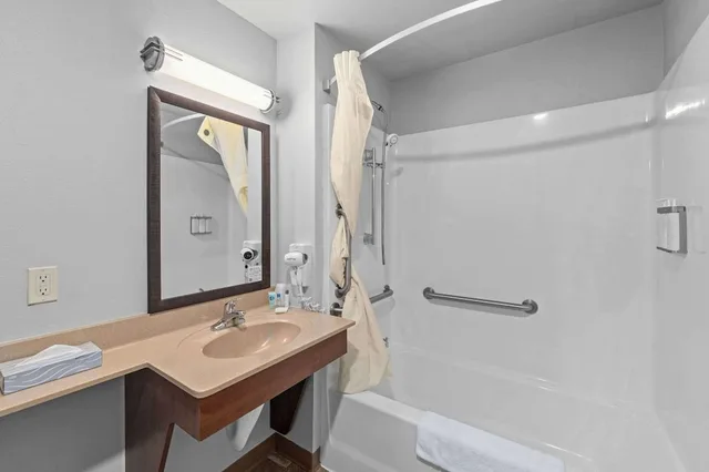 Room, Queen Bed, Accessible, MainStay Suites Spokane Valley, WA 4/8